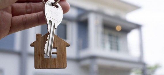 1_landlord_unlocks_house_key_new_home_real_estate_agents_sales_agents-20308136.jpg